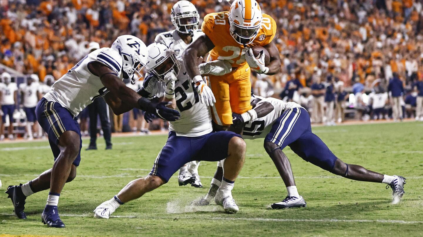 Hyatt s big plays lead No. 15 Tennessee over Akron 63 6 AP News